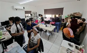 Entre brochas y sueños: mujeres descubren su fuerza a través del maquillaje en el CESAVVI 5 de Febrero en Culiacán