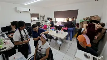 Entre brochas y sueños: mujeres descubren su fuerza a través del maquillaje en el CESAVVI 5 de Febrero en Culiacán