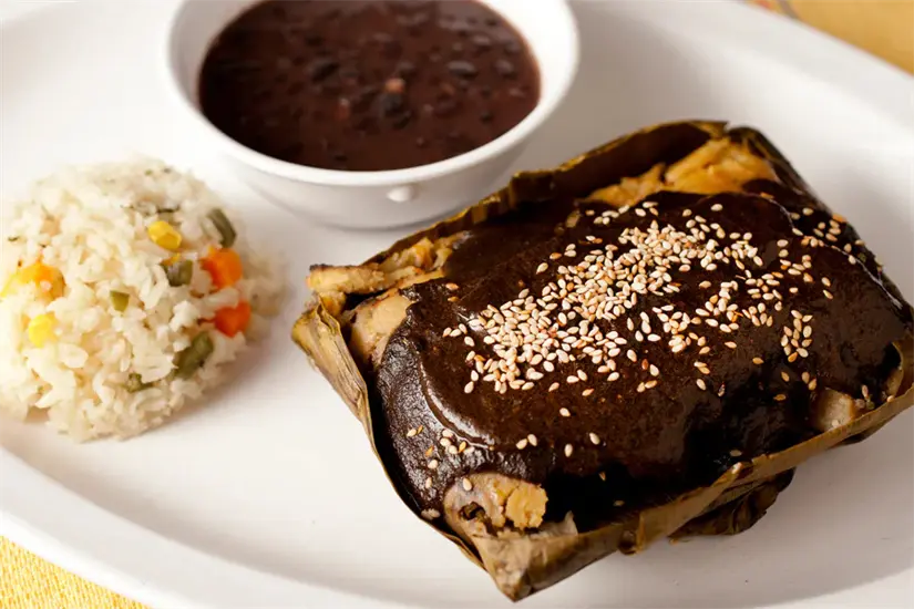 Conoce la sencilla forma de preparar los tamales de mole negro. foto: Cortesía.