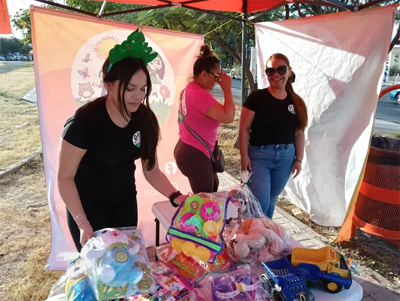Judith, junto con Lourdes y Monserrath se unieron para recibir juguetes y compartir con niños de escasos recursos.