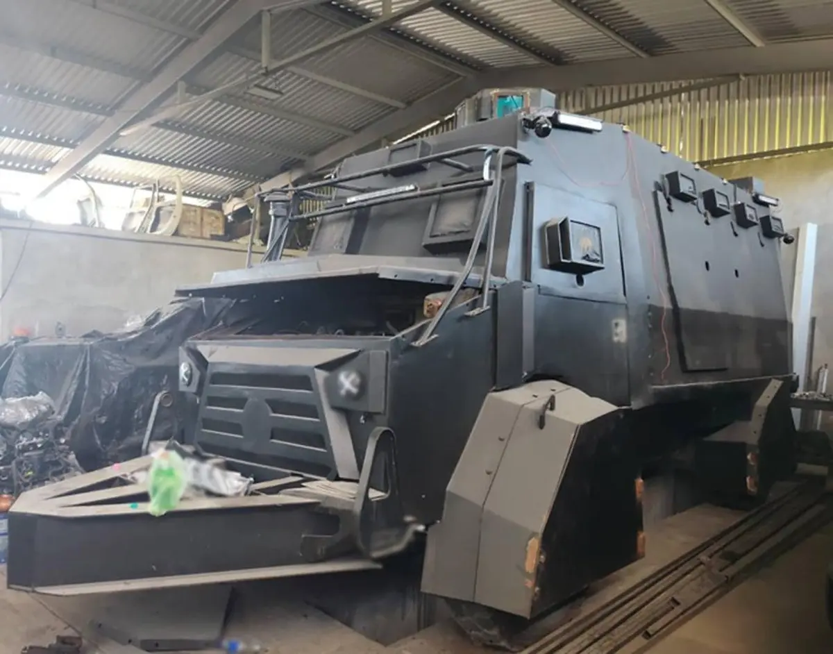 Así son los monstruos del narco: decomisan vehículos con blindaje artesanal en Coahuayana.