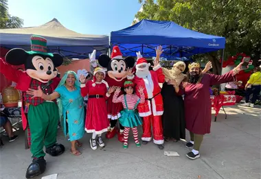 Santa Claus y los Reyes Magos llegaron al Tianguis de la Flores Mag&oacute;n en Mazatl&aacute;n