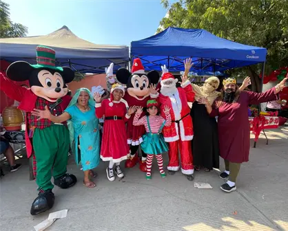Santa Claus y los Reyes Magos llegaron al Tianguis de la Flores Mag&oacute;n en Mazatl&aacute;n