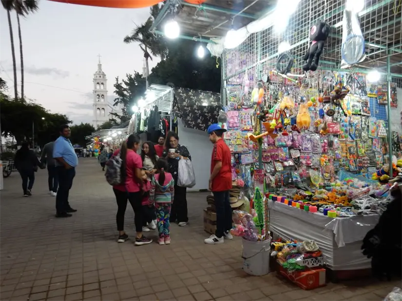Algunas familias que llegan a Navolato se reúnen en la plazuela para volver a revivir sus mejores recuerdos de la infancia.