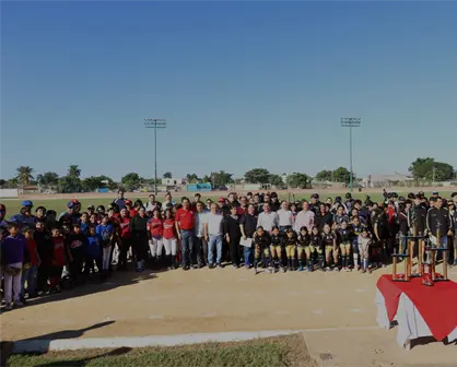 Entrega alcalde de Navolato barda posterior del estadio Juventud "Polo Quintero"