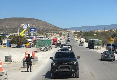 &iexcl;Bienvenidos paisanos! Escolta Guardia Estatal a caravana de 250 veh&iacute;culos en su paso por Tamaulipas