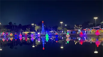 Mazatlán se llena de luz y color con la Villa Navideña en el Parque Central