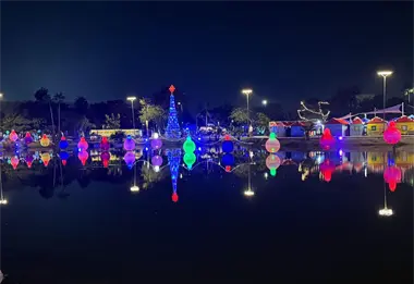 Mazatl&aacute;n se llena de luz y color con la Villa Navide&ntilde;a en el Parque Central
