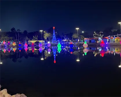 Mazatl&aacute;n se llena de luz y color con la Villa Navide&ntilde;a en el Parque Central