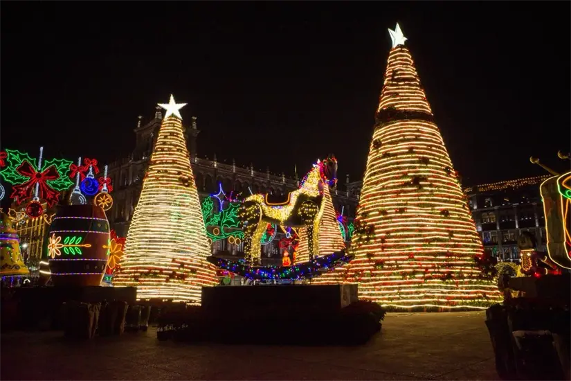 Arranca el  Festival Luces de Invierno 2025-2026, en el Zócalo de la CDMX. Foto: Cortesía