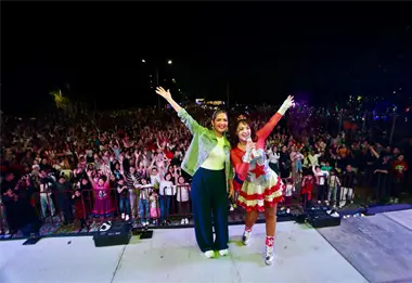 Noche m&aacute;gica en la Villa Navide&ntilde;a de Mazatl&aacute;n, concierto de Tatiana cautiva a chicos y grandes