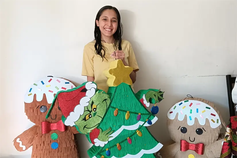 María Fernanda, joven de Las Glorias, impulsa un proyecto de piñatas personalizadas que mezcla técnica, familia y sueños, fortaleciendo comunidad en Culiacán.