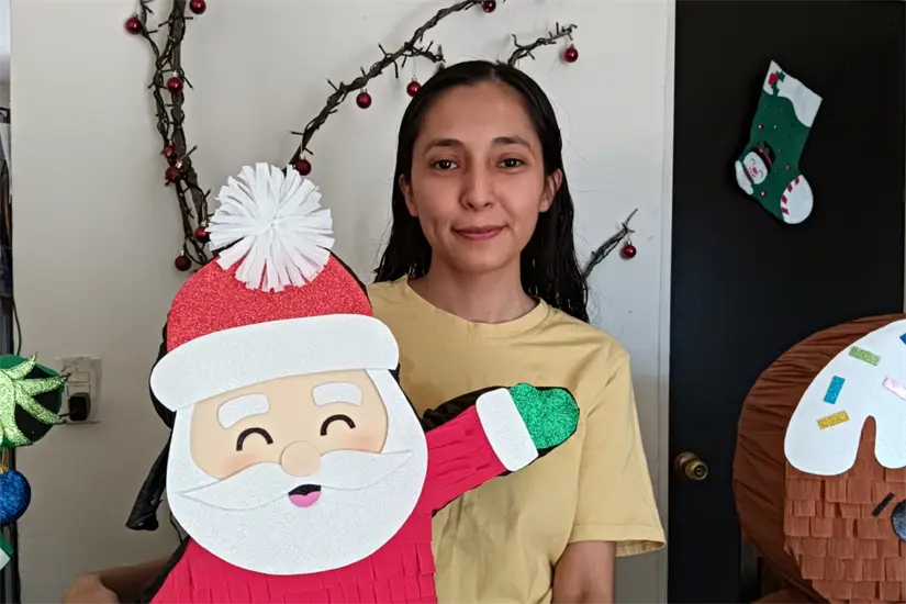 En temporada decembrina, María Fernanda llega a elaborar alrededor de 40 piñatas personalizadas, todas con acabados detallados, técnica propia y cartón reciclado, lo que demuestra disciplina, creatividad y una clara demanda de su trabajo en Culiacán.