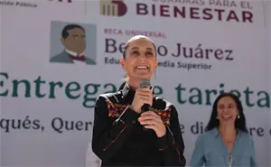 Sheinbaum encabeza entrega tarjetas de beca “Benito Juárez” en Querétaro