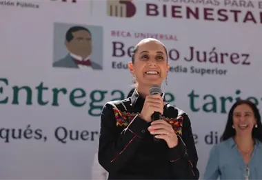 Sheinbaum encabeza entrega tarjetas de beca "Benito Ju&aacute;rez" en Quer&eacute;taro