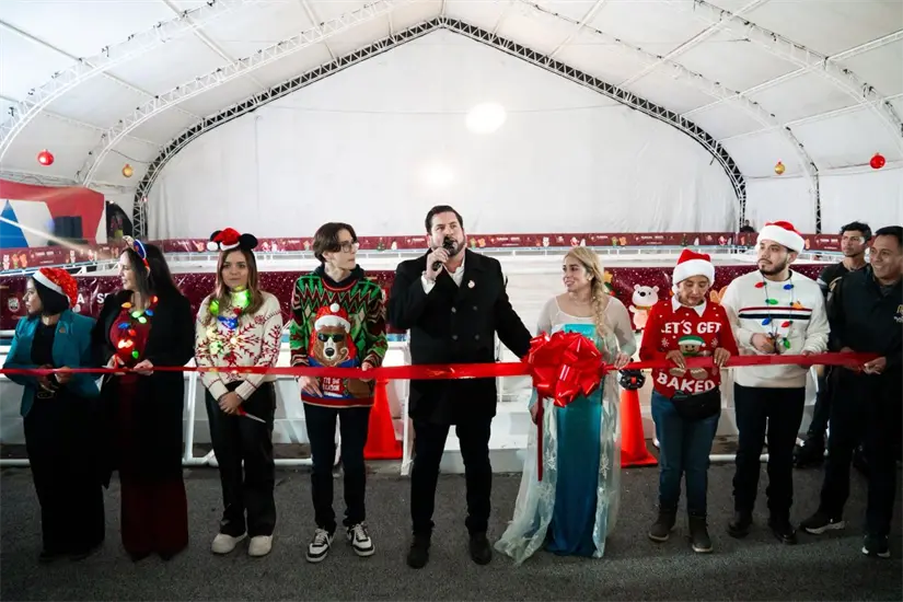 Abren pista de hielo en el Parque Morelos, en Tijuana. Foto: Cortesía