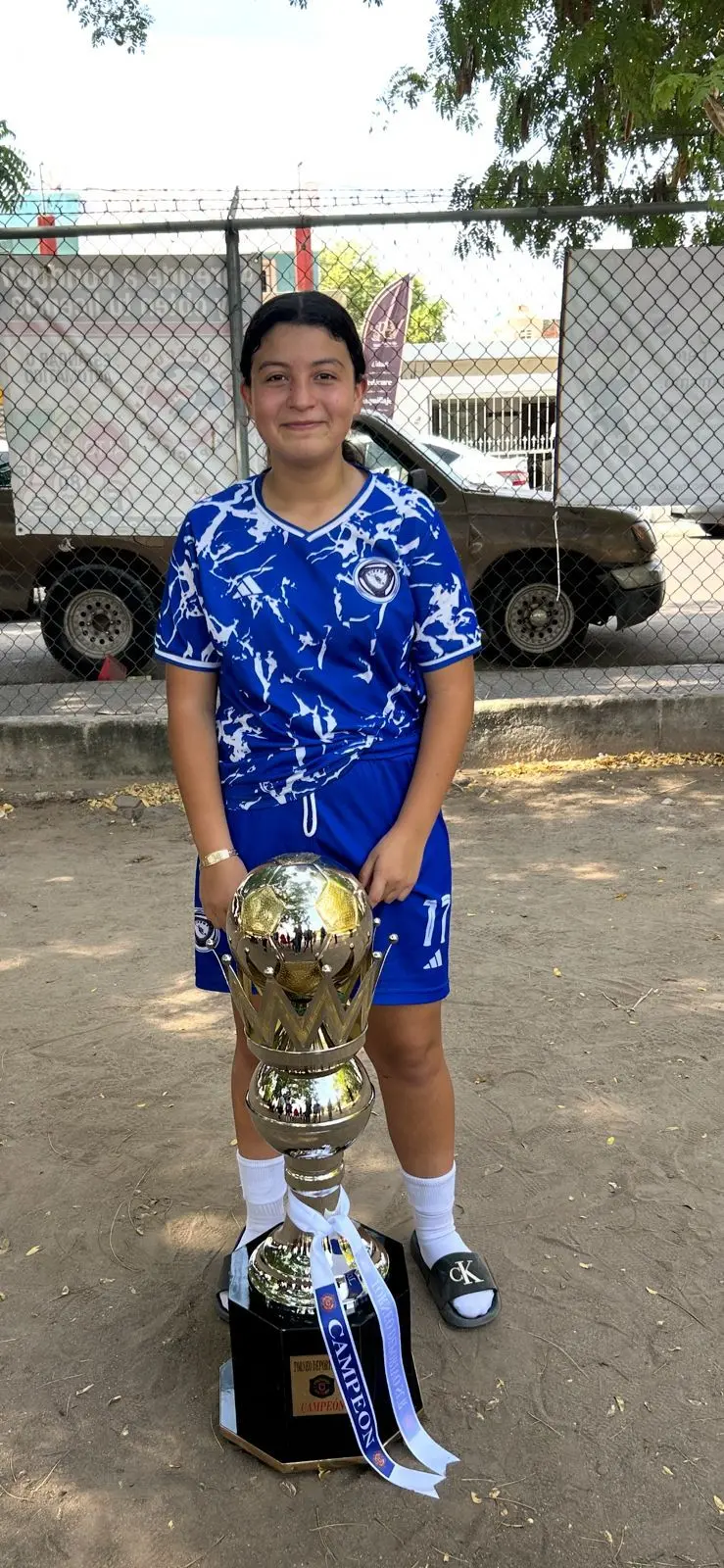Desde temprana edad, Karla mostró su pasión por el futbol acompañando a su papá y hermanos en la cancha.