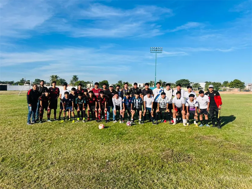 Estudiantes y familias de Navolato participan en actividades deportivas y sociales con causa durante la temporada decembrina.