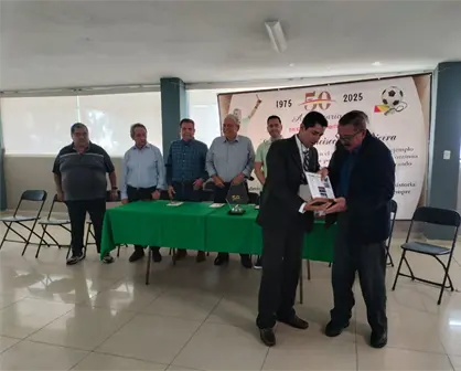 Israel Rodr&iacute;guez Zamudio recibe reconocimiento como &aacute;rbitro veterano de Villa Ju&aacute;rez, Navolato