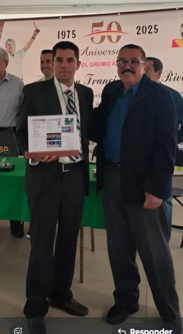 Israel Rodríguez Zamudio, acompañado de colegas del arbitraje sinaloense, durante la Séptima Entrega de Galardonados.