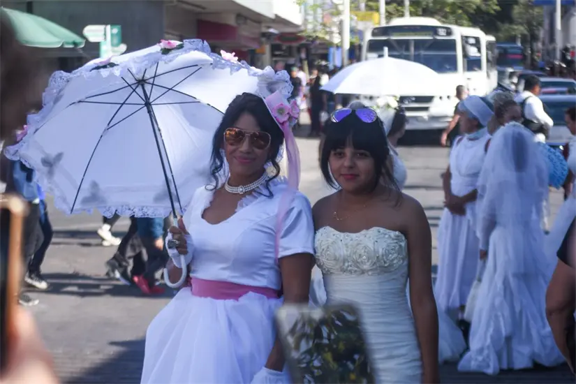 'Las novias de Culiacán' recorrieron este lunes el Centro Histórico, Foto: Lino Ceballos