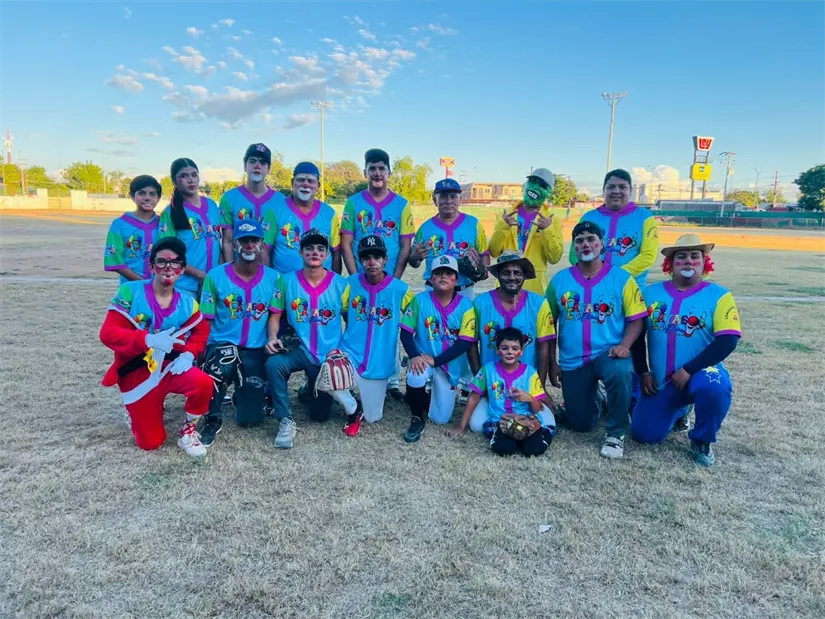 Los Payasos Va de Nuez y el equipo del Megajuguetón realizan juego con causa en Mocorito para reunir juguetes