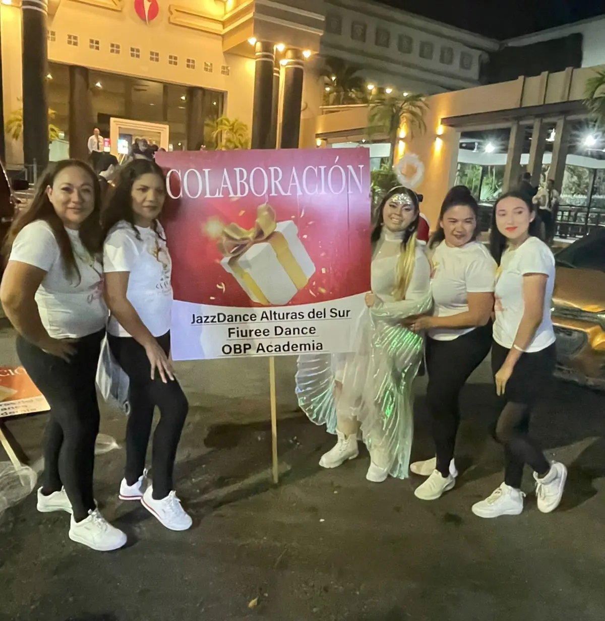 Las niñas acompañadas de sus entrenadoras representaron el valor de la Colaboración durante el desfile de Paz.