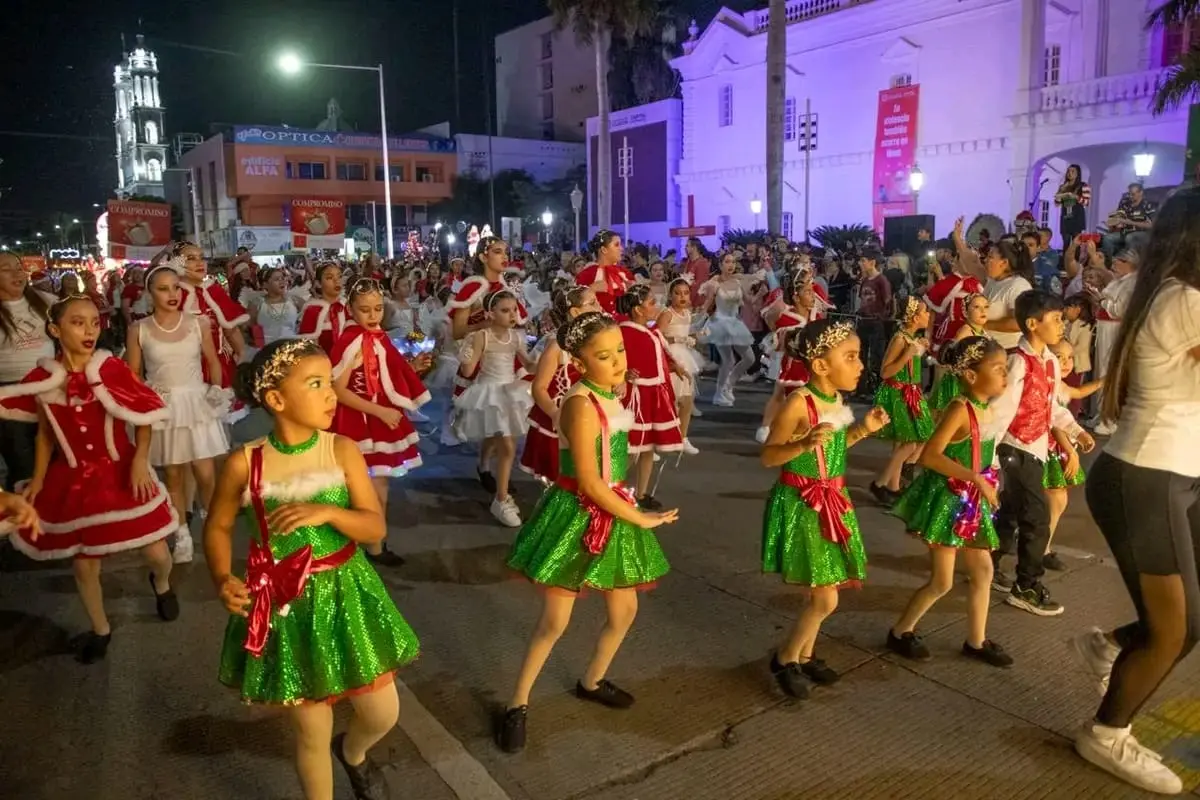 Las niñas de Jazz & Dance Alturas del Sur bailaron con mucho ánimo durante el Desfile Navideño de Culiacán.