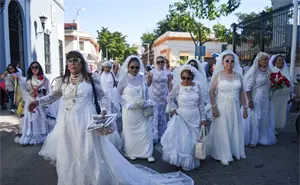 Usando ajuar nupcial, recorren el Centro para rendir tributo a La Novia de Culiacán