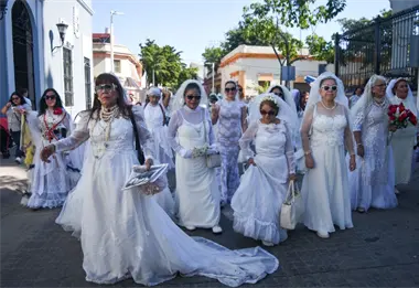 Usando ajuar nupcial, recorren el Centro para rendir tributo a La Novia de Culiac&aacute;n