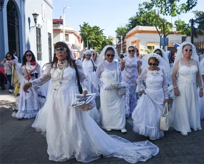 Usando ajuar nupcial, recorren el Centro para rendir tributo a La Novia de Culiac&aacute;n