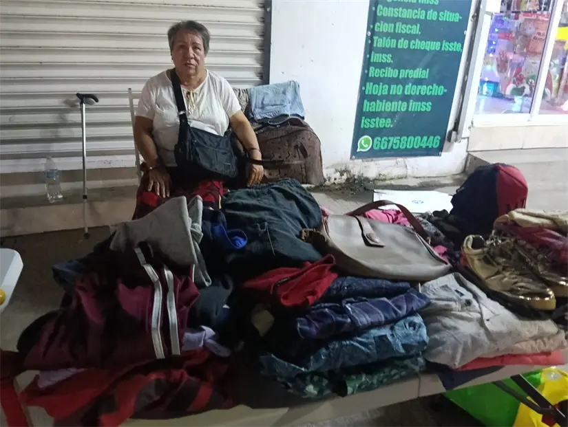 Los comerciantes del sector decidieron salir a la calle con sus artículos para ofrecer al público a buen precio.