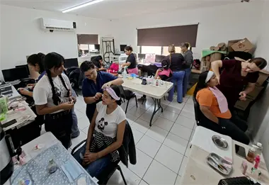 Entre brochas y sue&ntilde;os: mujeres descubren su fuerza a trav&eacute;s del maquillaje en el CESAVVI 5 de Febrero en Culiac&aacute;n