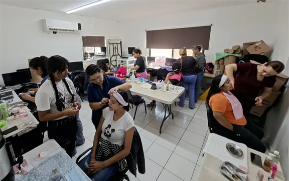 Entre brochas y sue&ntilde;os: mujeres descubren su fuerza a trav&eacute;s del maquillaje en el CESAVVI 5 de Febrero en Culiac&aacute;n