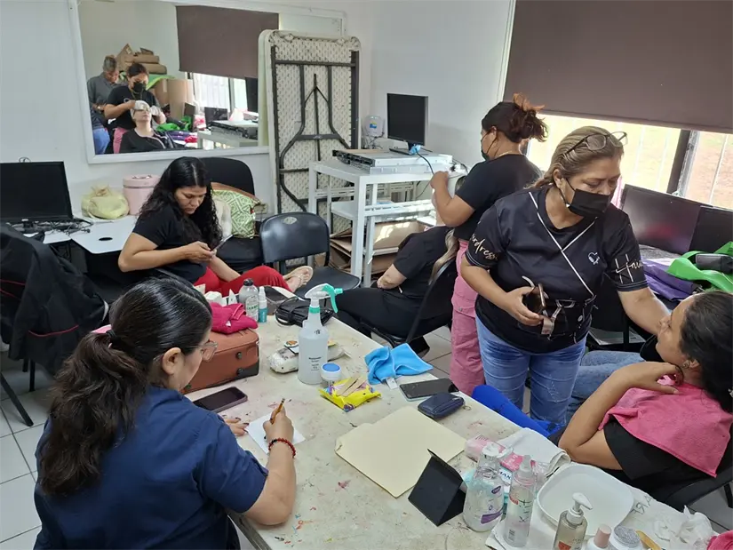 La maestra Carmen Pérez ha impartido con éxito cursos como corte y peinado, fortaleciendo habilidades de las participantes en el CESAVVI 5 de Febrero. Foto: Juan Madrigal