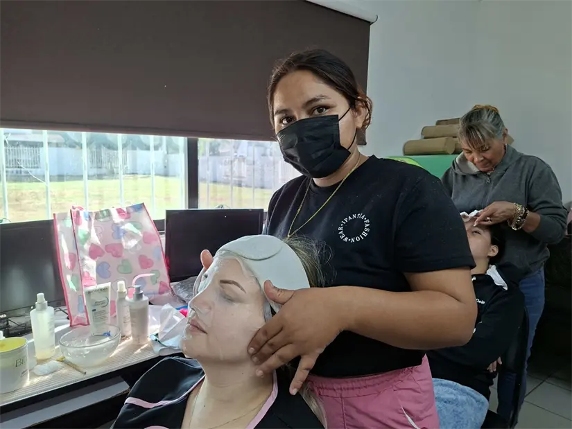 La Secretaría de las Mujeres Culiacán y el ICATSIN, impulsan la formación de mujeres, transformando el conocimiento en fuerza para un futuro más equitativo y próspero. Foto: Juan Madrigal