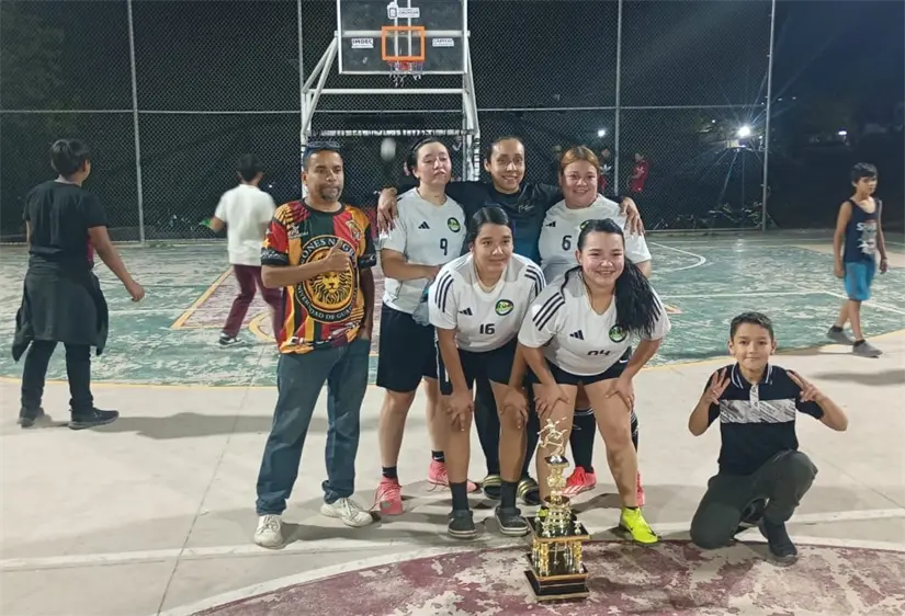Las Fénix se imponen 4–3 ante Es lo que hay FC y celebran con alegría su triunfo en el torneo relámpago de Las Coloradas. Foto: Cortesía/TBN