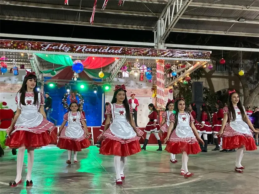 Integrantes de la Academia de Danza Body Fit durante una de las coreografías especiales del programa FEPS.