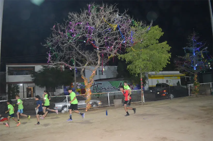 Luces de colores y sonrisas iluminan el parque 21 de Marzo, un gesto sencillo que fortalece la unión y la esperanza en la comunidad. Foto: Juan Madrigal