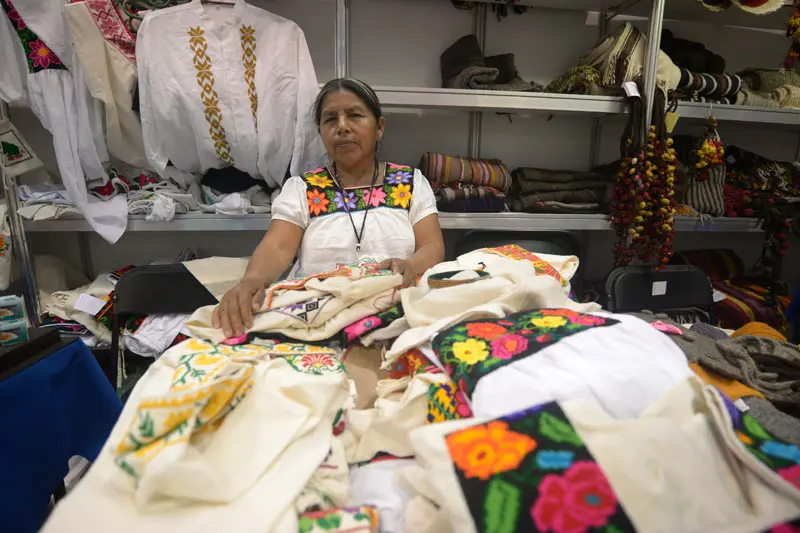 El trabajo artesanal de tejidos es una  distinción cultural del pueblo Nahua. Foto Universo