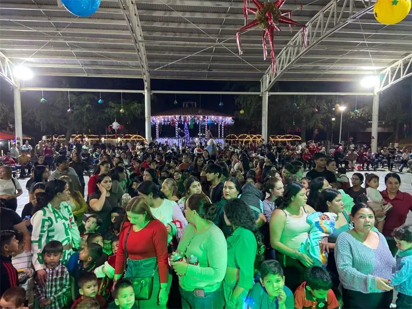 Vista general del Festival Navideño de El Salado, que reunió a familias de toda la sindicatura en una noche histórica.