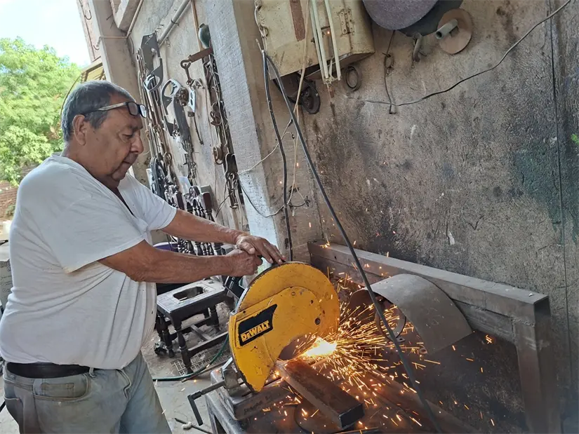 Hoy, pese a problemas de salud y sin una pensión que respalde su vejez, Don Polo sigue soldando lo que puede y buscando vender su equipo para sostenerse día a día. Foto: Juan Madrigal