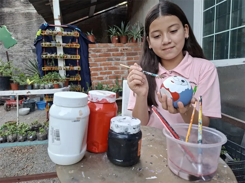 Cada maceta decorada por Camila es una muestra de su talento y del amor que pone en cada detalle. Foto: Juan Madrigal