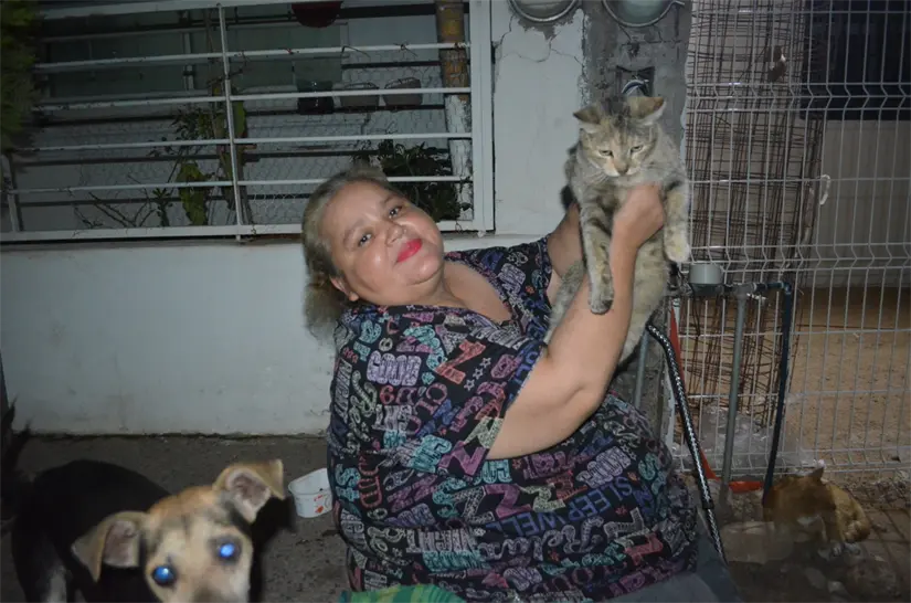 Cinthya Yadira: la mujer que rescata y alimenta a gatitos y perritos en la colonia Buenos Aires. FOTO: Juan Madrigal