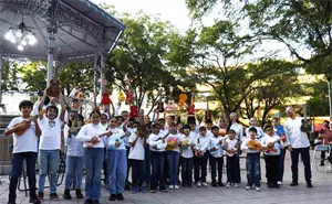 Con ukeleles y cuentos, infancias de colonias populares celebran la paz en la plazuela Obregón en Culiacán