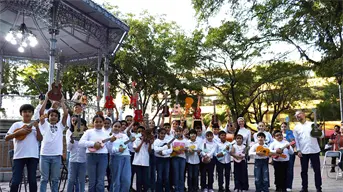 Con ukeleles y cuentos, infancias de colonias populares celebran la paz en la plazuela Obregón en Culiacán