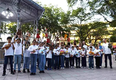 Con ukeleles y cuentos, infancias de colonias populares celebran la paz en la plazuela Obreg&oacute;n en Culiac&aacute;n