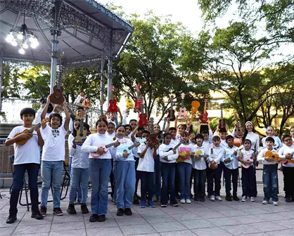 Con ukeleles y cuentos, infancias de colonias populares celebran la paz en la plazuela Obreg&oacute;n en Culiac&aacute;n