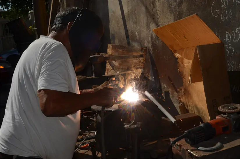 Sin estudios y con puro corazón a los 75 años, Don Polo Tapia sigue soldando esperanza desde un taller lleno de historias. Foto: Juan Madrigal
