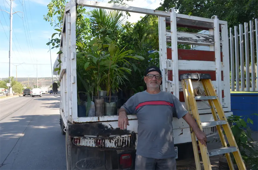 Elías Uribe Peña rescata, compra y vende árboles, recordándonos que proteger la naturaleza es un acto de amor. Foto: Juan Madrigal